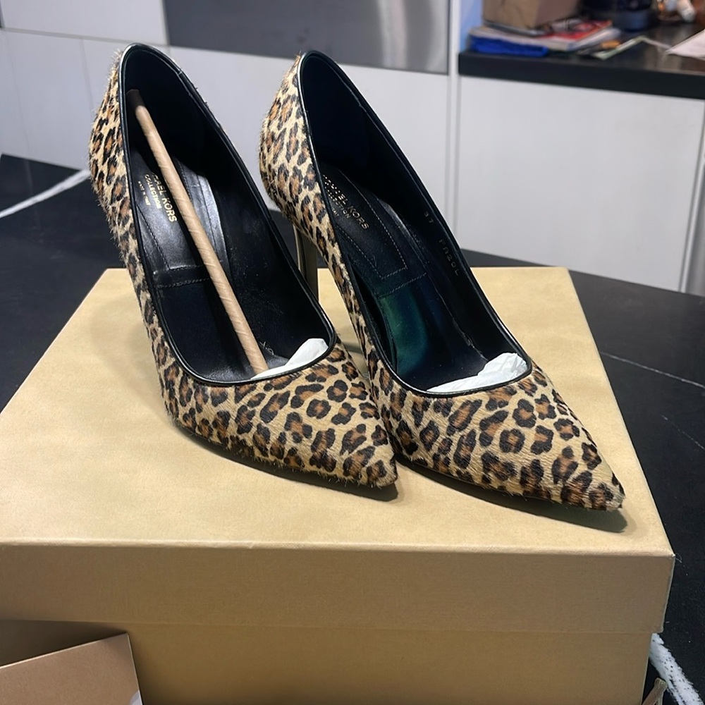 Michael Kors gently Worn Size 7 Heels.